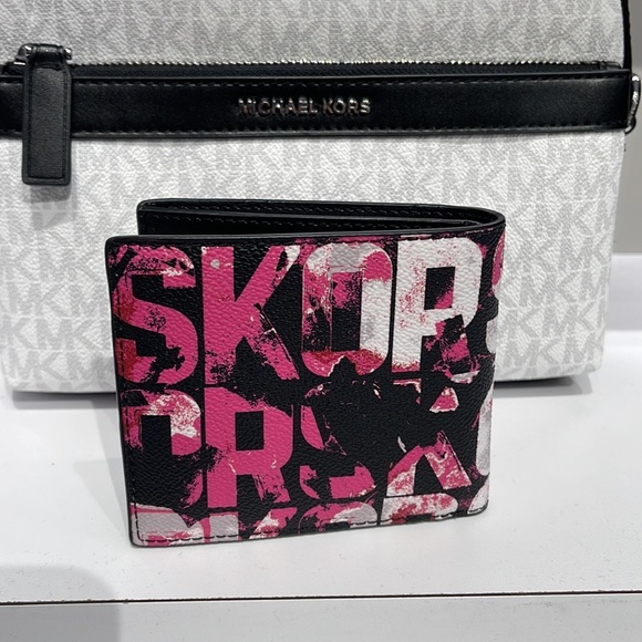 MICHAEL KORS MENS Cooper Graphic Logo Billfold Wallet 
Style# 36F2LCOF1V
CHILI - Picture 16 of 16